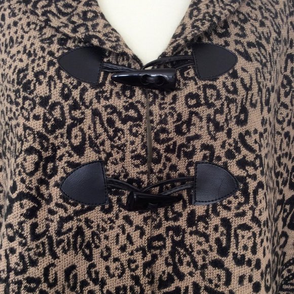 Fringed Animal Print Open Poncho Wrap With Frog Button Closures NWOT - Picture 2 of 6